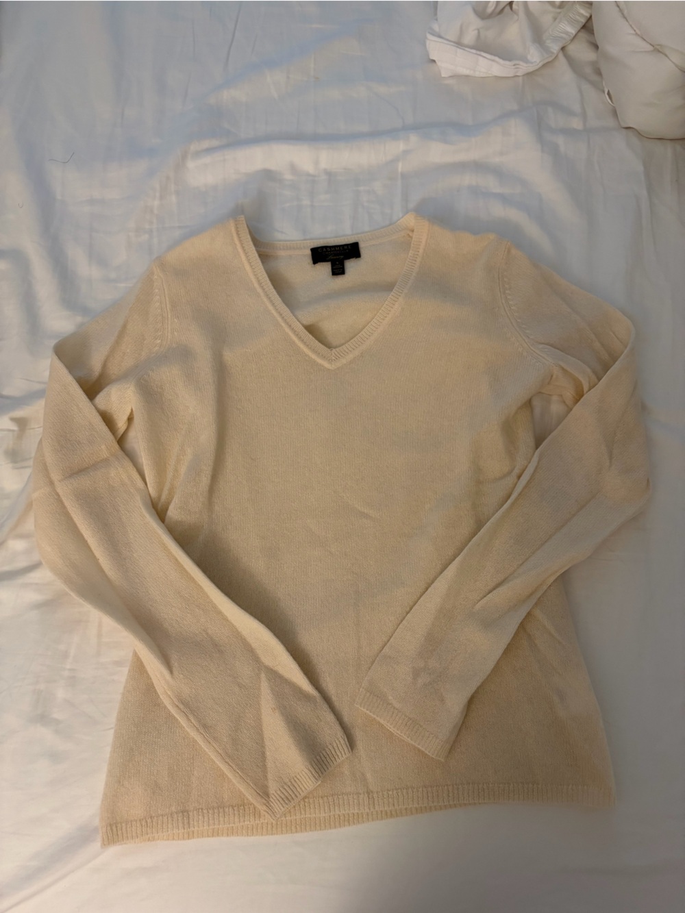 Women's Cream V-Neck Cashmere Sweater